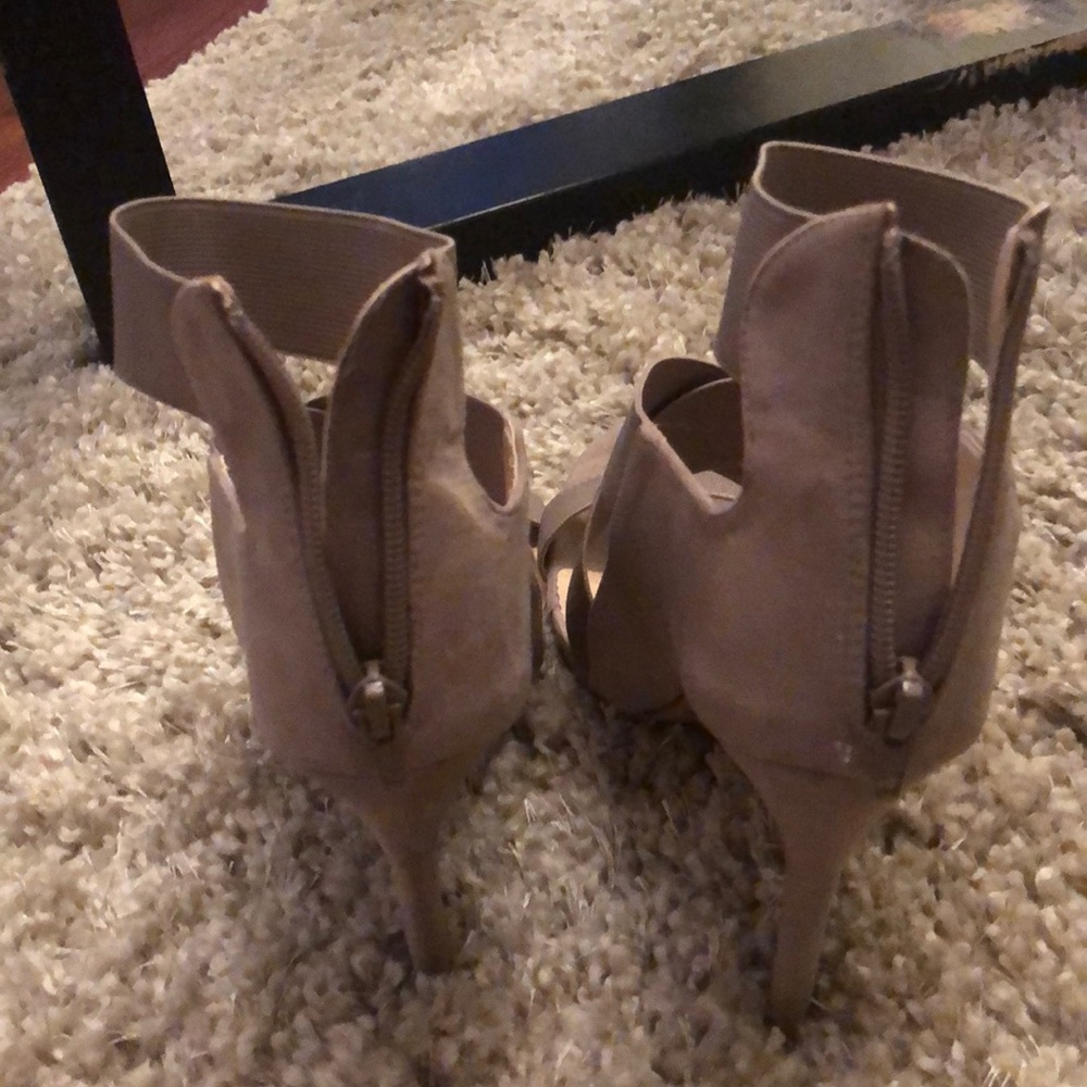 Size 8.5 - Picture 3 of 3